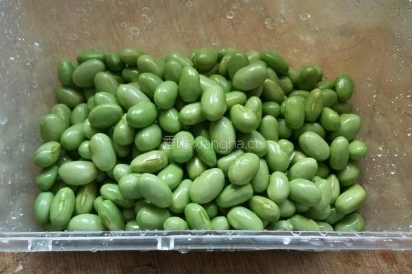 丝瓜炒毛豆的做法图解1