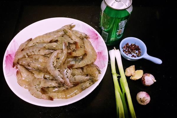 葱烧啤酒虾的做法图解1