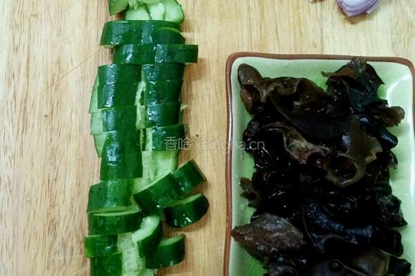 拍黄瓜拌木耳的做法图解2