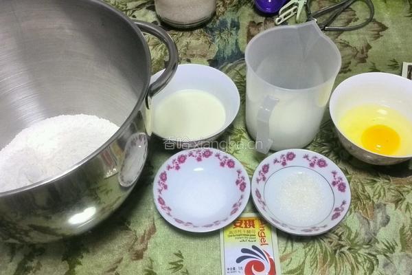 奶香面包的做法图解1