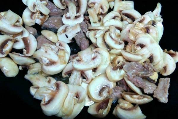 蘑菇炒肉的做法图解5