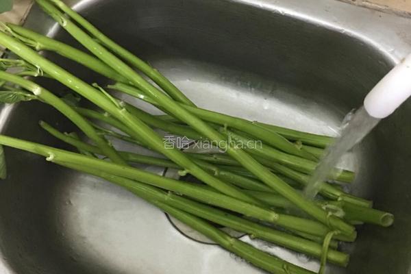 牛肉干炒空心菜梗的做法图解1