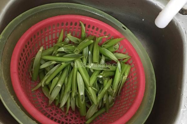 牛肉干炒空心菜梗的做法图解2