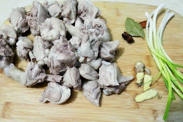 葱烧鸭腿的做法图解2