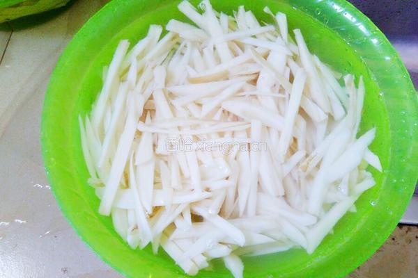 炸莲藕条的做法图解1