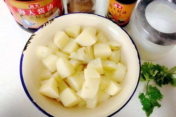 红烧土豆的做法图解1