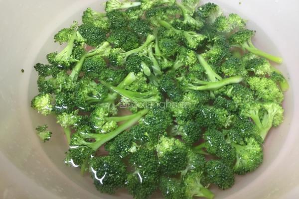 炒西兰花的做法图解1