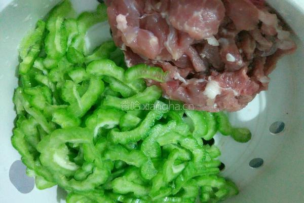 苦瓜瘦肉汤的做法图解5