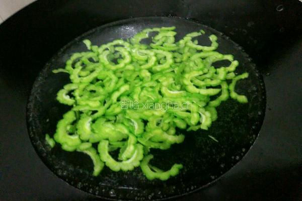 苦瓜瘦肉汤的做法图解6