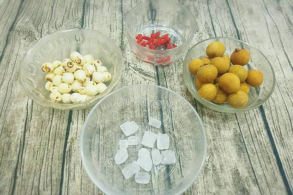 桂圆莲子汤的做法图解1