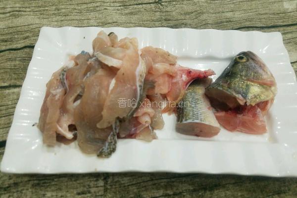 果粒浇汁鲈鱼的做法图解2