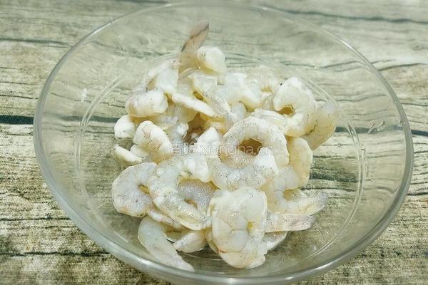 鸡蛋炒虾仁的做法图解1