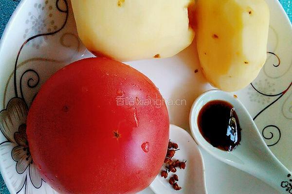 西红柿炒土豆片的做法图解1