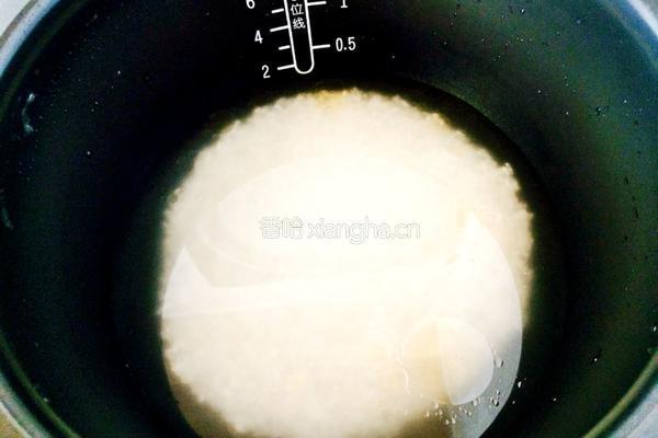 胡萝卜土豆香肠焖饭的做法图解1
