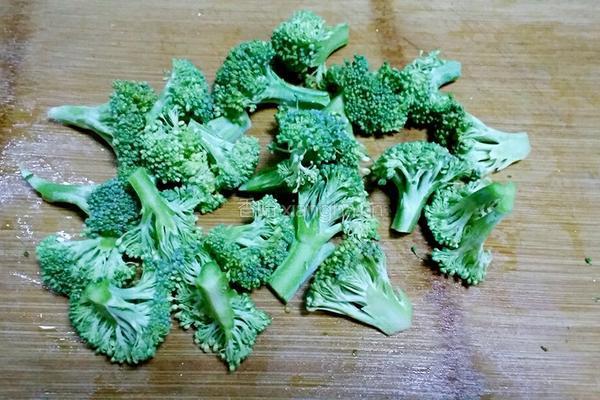 骨汤炖西兰花的做法图解1