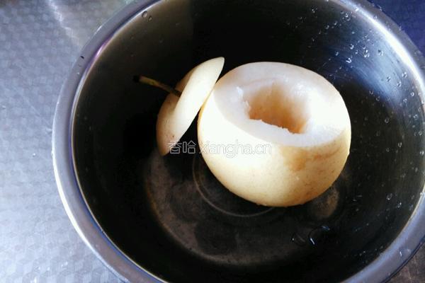 冰糖炖雪梨的做法图解3