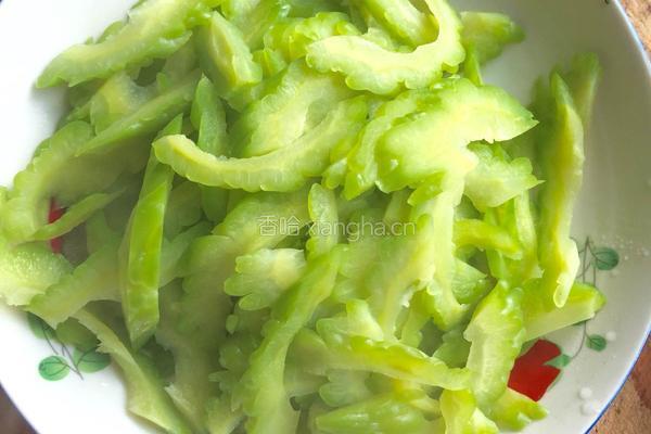 鸡蛋炒苦瓜的做法图解10