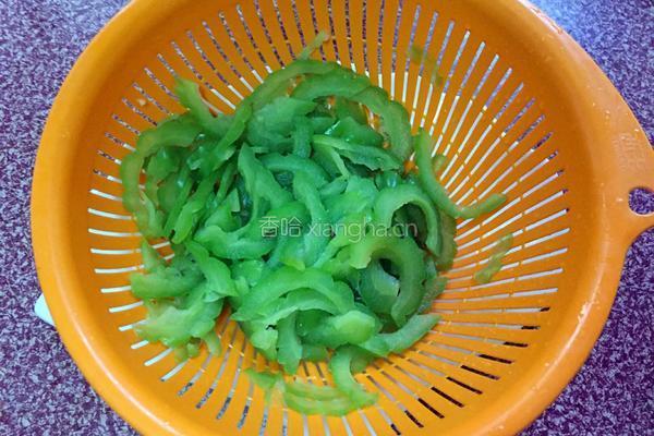 苦瓜炒牛肉的做法图解4