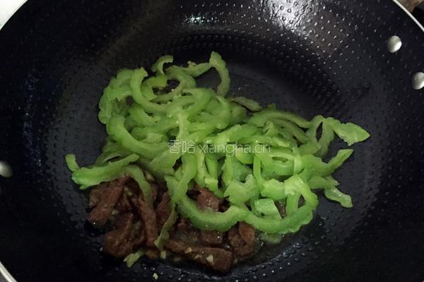 苦瓜炒牛肉的做法图解7