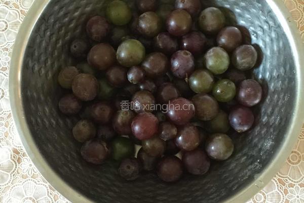 鲜榨葡萄汁的做法图解1