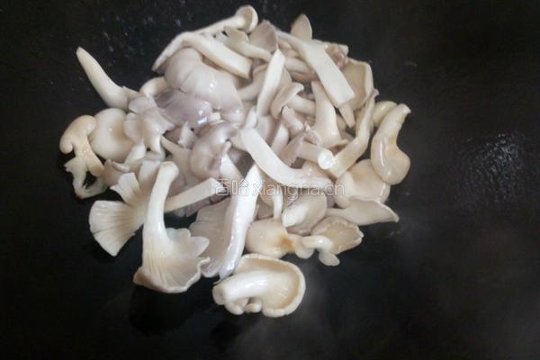 素炒平菇的做法图解5