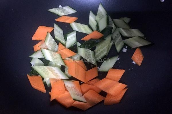 黄瓜肉片汤的做法图解3