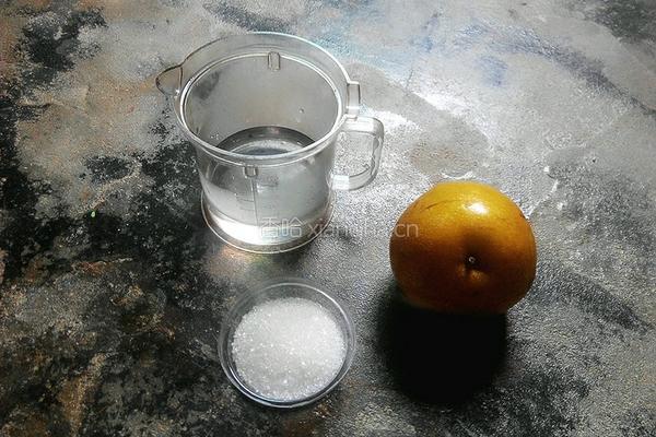 鲜榨梨汁的做法图解1