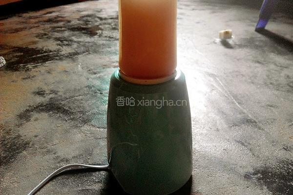 鲜榨梨汁的做法图解4