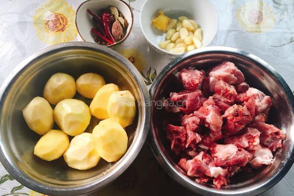 土豆烧排骨的做法图解1