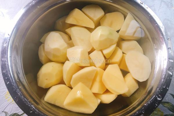 土豆烧排骨的做法图解2