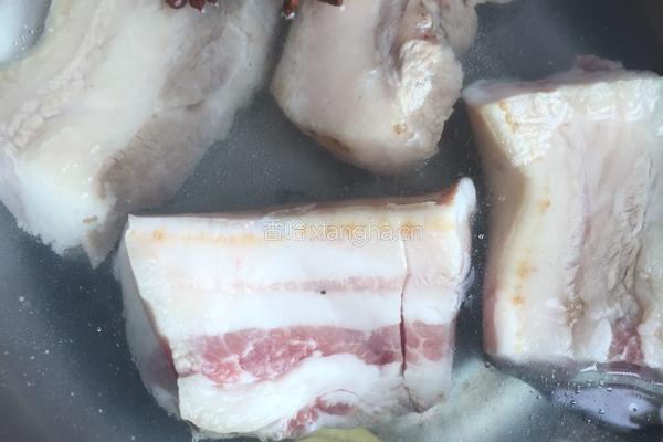 梅菜蒸扣肉的做法图解1
