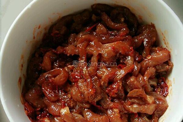 白玉菇炒肉的做法图解2