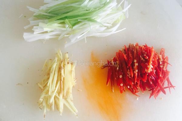 辣子鸭块的做法图解3