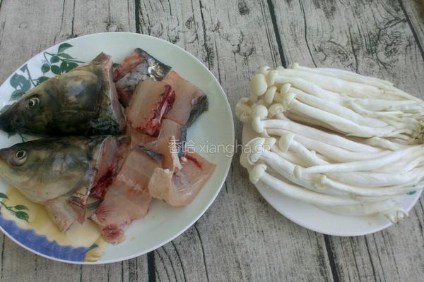 海鲜菇鱼头汤的做法图解1