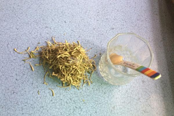 金银花水的做法图解1