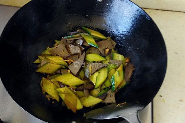 黄瓜炒猪肝的做法图解7
