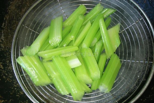 木耳炒西芹的做法图解4