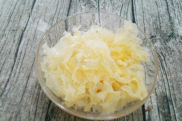 银耳莲子糖水的做法图解3