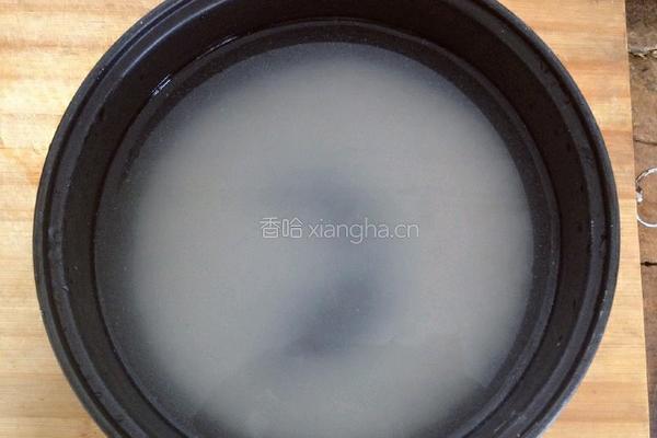正宗皮蛋瘦肉粥的做法图解2