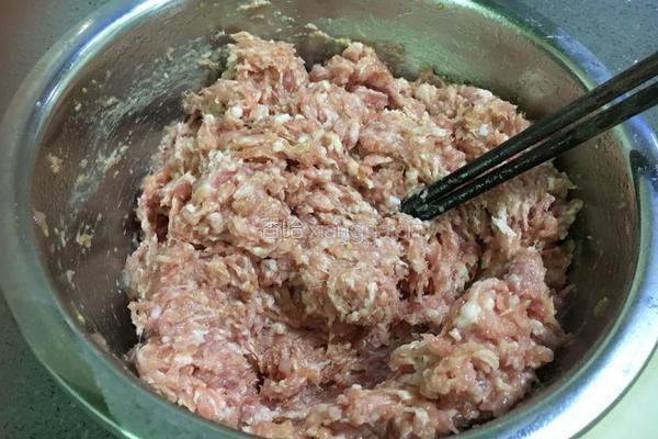 猪肉胡萝卜水饺的做法图解2