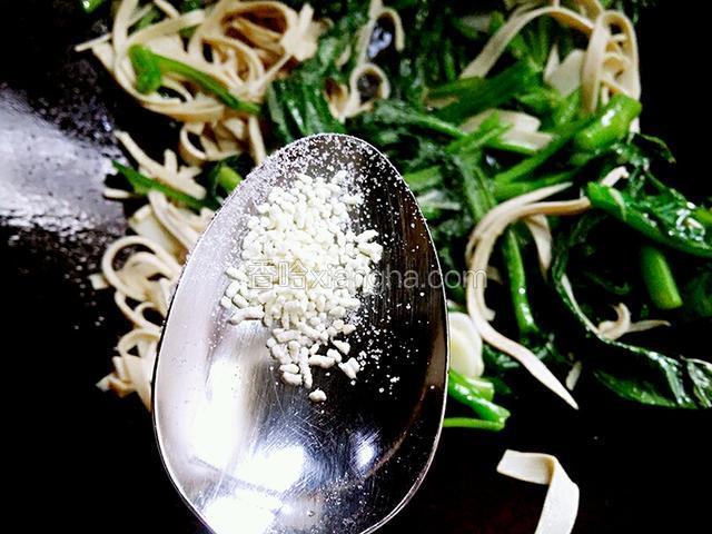 鸡精加两克，炒均匀出锅装盘，这道“千张烧青菜”就成了