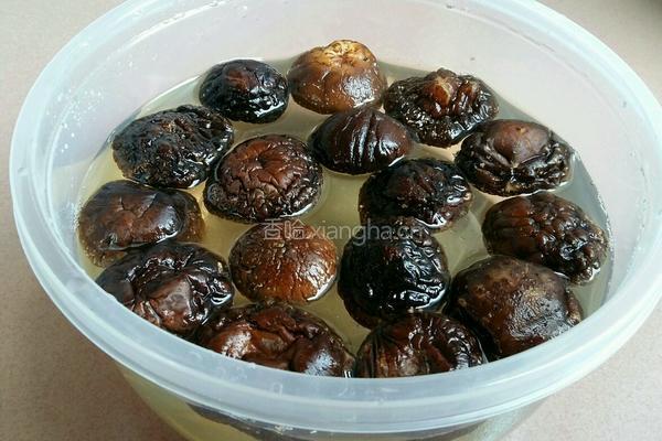香菇炒肉的做法图解1