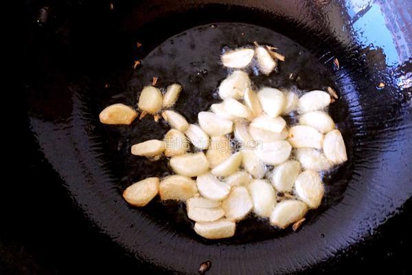大蒜炒肉片的做法图解3