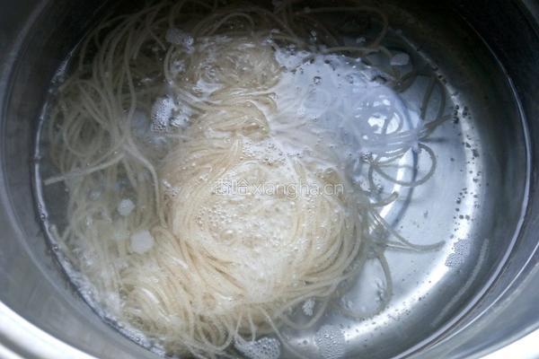 凉拌红薯粉条的做法图解2