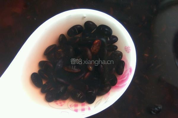 黑豆排骨汤的做法图解1