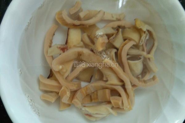 青椒炒墨鱼的做法图解1