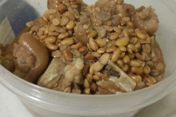 猪蹄炆黄豆的做法图解2