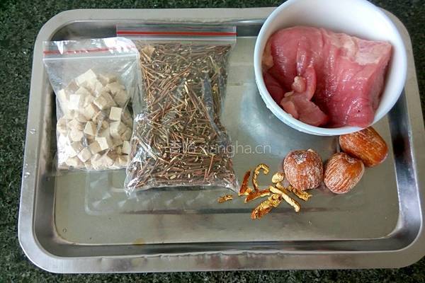 鸡骨草茯苓养肝汤的做法图解1