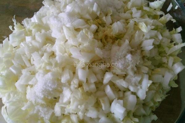 白菜木耳饺子的做法图解1