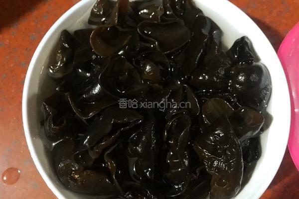 洋葱拌木耳的做法图解1